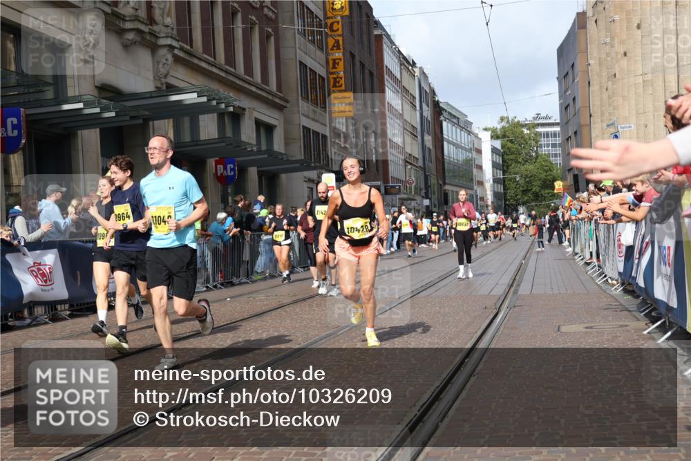 13.09.2026 - 21. swb-Marathon Bremen Strokosch-Dieckow http://msf.ph/oto/10326209 13.09.2026 11:01:01 Ziel 10181, 10560, 10647, 10648, 10678, 10892, 10964, 10965, 11049, 11116, 11260, 11306, 11428, 11459, 11467, 11550, 11551, 11666, 11681, 11682, 11751, 11788, 11796, 11798, 11813, 11816, 11969, 11970, 12047, 12062, 12241, 12245, 12283, 12390, 12391, 10093, 10263, 10367, 10368, 10428, 10639, 10753, 10857, 11055, 11247, 11343, 11359, 11475, 11540, 11556, 11728, 11797, 11804, 11819, 11850, 11959, 12006, 12085, 12116, 12397, 12428 meine-sportfotos.de