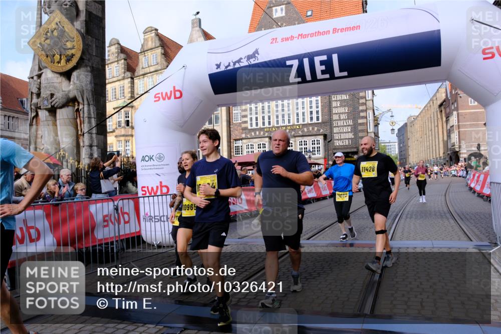 13.09.2026 - 21. swb-Marathon Bremen Tim E. http://msf.ph/oto/10326421 13.09.2026 11:01:25 Ziel 10093, 10428, 10639, 10753, 10892, 10964, 10965, 11049, 11116, 11260, 11306, 11428, 11540, 11681, 11682, 11728, 11751, 11813, 11816, 11850, 12085, 12116, 12241, 12245, 12283, 12390, 12391 meine-sportfotos.de
