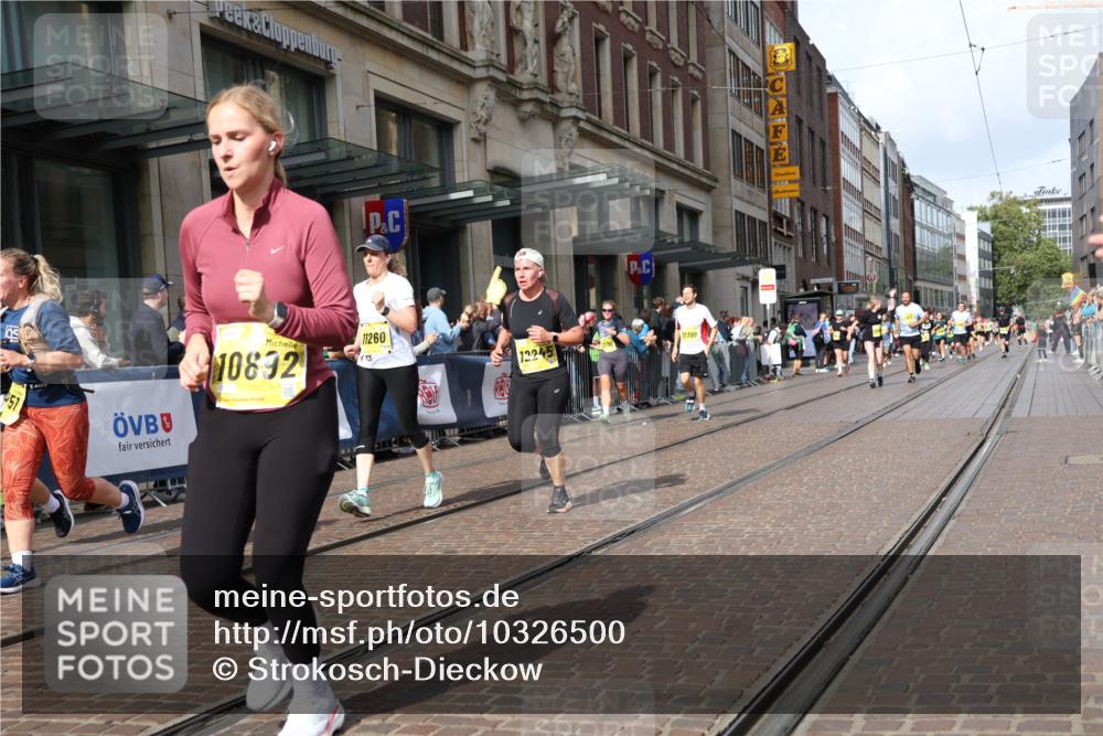 13.09.2026 - 21. swb-Marathon Bremen Strokosch-Dieckow http://msf.ph/oto/10326500 13.09.2026 11:01:07 Ziel 10181, 10251, 10560, 10647, 10648, 10678, 10892, 11260, 11306, 11324, 11459, 11467, 11550, 11551, 11666, 11751, 11788, 11796, 11798, 11813, 11816, 11969, 11970, 12047, 12062, 12245, 12283, 12390, 12391, 10093, 10367, 10368, 10428, 10639, 10753, 10857, 10892, 10964, 10965, 11049, 11055, 11116, 11247, 11359, 11428, 11540, 11681, 11682, 11728, 11804, 11819, 11850, 12006, 12085, 12116, 12241, 12397, 12428 meine-sportfotos.de
