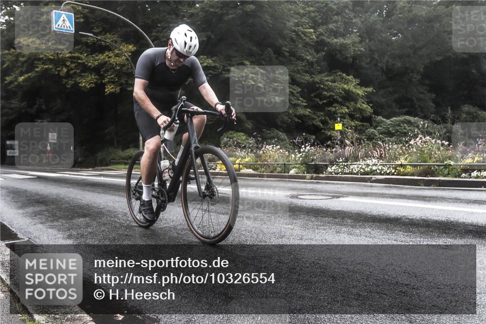 13.09.2026 - Stadtparktriathlon H.Heesch http://msf.ph/oto/10326554 13.09.2026 12:56:09 Radfahren 1291, 1297 meine-sportfotos.de