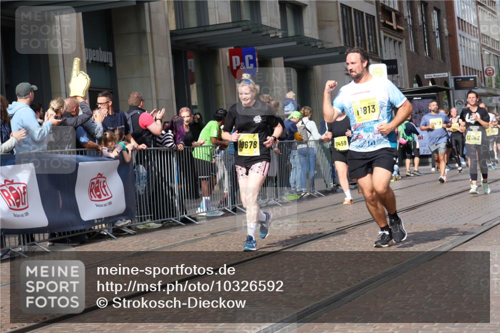13.09.2026 - 21. swb-Marathon Bremen Strokosch-Dieckow http://msf.ph/oto/10326592 13.09.2026 11:01:11 Ziel 10181, 10251, 10332, 10497, 10560, 10647, 10648, 10678, 11075, 11305, 11306, 11324, 11459, 11467, 11550, 11551, 11666, 11788, 11796, 11798, 11813, 11969, 11970, 12047, 12062, 12390, 12391, 10093, 10367, 10368, 10428, 10639, 10753, 10892, 10964, 10965, 11049, 11055, 11116, 11247, 11260, 11306, 11359, 11428, 11540, 11681, 11682, 11728, 11751, 11804, 11816, 11850, 12085, 12116, 12241, 12245, 12283, 12390, 12391, 12428 meine-sportfotos.de