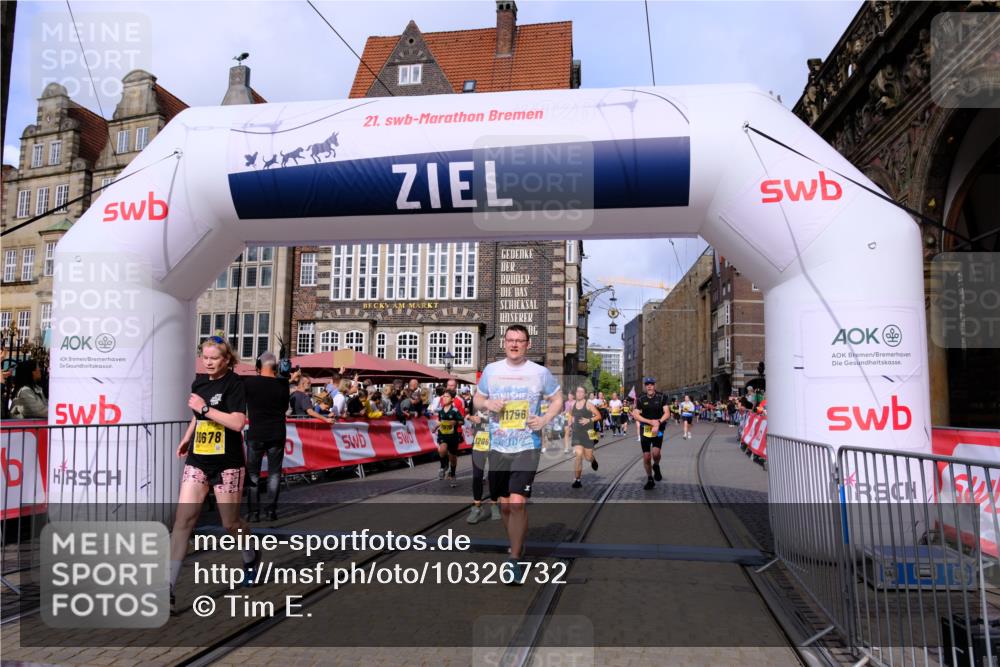 13.09.2026 - 21. swb-Marathon Bremen Tim E. http://msf.ph/oto/10326732 13.09.2026 11:01:39 Ziel 10181, 10560, 10647, 10648, 10678, 10892, 11260, 11306, 11459, 11467, 11550, 11551, 11666, 11751, 11788, 11796, 11798, 11813, 11816, 11969, 11970, 12047, 12062, 12245, 12283, 12390, 12391 meine-sportfotos.de