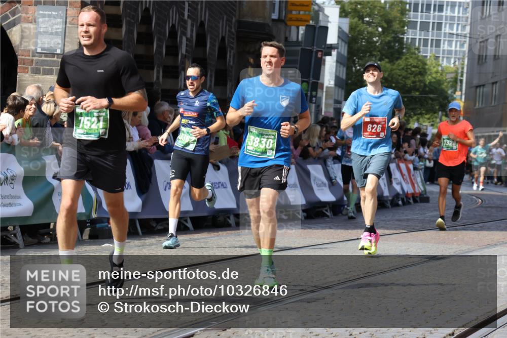 13.09.2026 - 21. swb-Marathon Bremen Strokosch-Dieckow http://msf.ph/oto/10326846 13.09.2026 13:12:14 Ziel 493, 826, 863, 2444, 3336, 4368, 4651, 4698, 5521, 5585, 5893, 6668, 7621, 8996, 9398, 13055, 899, 1517, 2480, 3362, 3830, 4560, 7328, 8981 meine-sportfotos.de