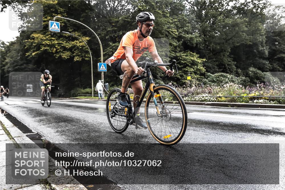 13.09.2026 - Stadtparktriathlon H.Heesch http://msf.ph/oto/10327062 13.09.2026 11:49:05 Radfahren 743, 862, 899, 927 meine-sportfotos.de