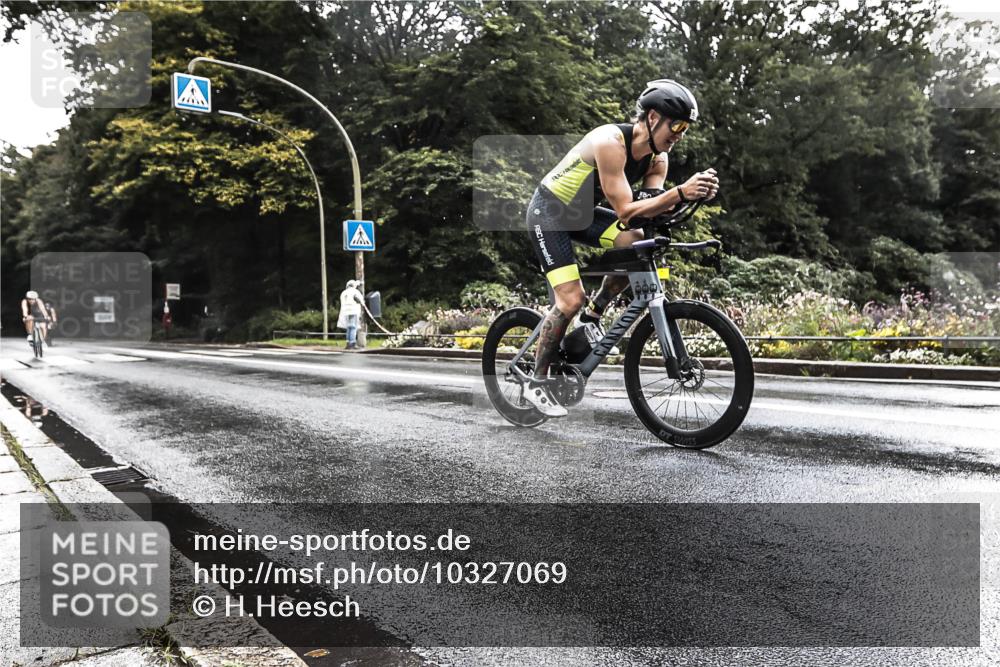 13.09.2026 - Stadtparktriathlon H.Heesch http://msf.ph/oto/10327069 13.09.2026 11:49:05 Radfahren 743, 862, 899, 927 meine-sportfotos.de