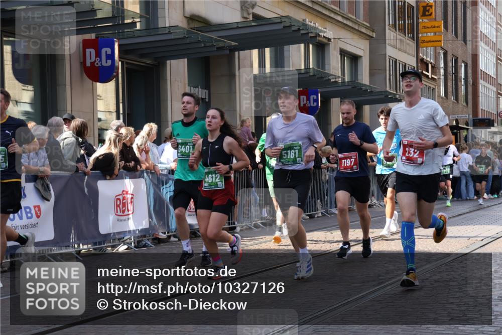13.09.2026 - 21. swb-Marathon Bremen Strokosch-Dieckow http://msf.ph/oto/10327126 13.09.2026 13:20:36 Ziel 541, 769, 854, 1056, 1191, 1881, 2425, 2640, 3356, 3450, 3866, 3933, 4126, 4316, 4362, 4465, 4482, 4612, 5161, 5213, 5954, 6177, 6401, 6680, 6970, 7517, 7902, 8005, 8141, 8237, 8622, 8804, 8971, 9691, 13120, 13126, 201, 232, 334, 876, 1197, 1528, 1646, 2493, 2577, 2953, 3813, 4174, 4351, 4357, 4358, 5137, 5450, 5493, 5583, 5855, 6495, 6496, 6901, 7018, 7411, 8178, 9047, 9162, 9721, 9949, 13222 meine-sportfotos.de