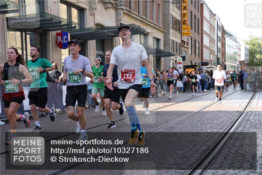 13.09.2026 - 21. swb-Marathon Bremen Strokosch-Dieckow http://msf.ph/oto/10327186 13.09.2026 13:20:37 Ziel 541, 769, 854, 1056, 1191, 1881, 2425, 2640, 3356, 3450, 3866, 3933, 4126, 4316, 4362, 4465, 4482, 4612, 5161, 5213, 5954, 6177, 6401, 6680, 6970, 7517, 7902, 8005, 8141, 8237, 8622, 8804, 8971, 9691, 13120, 13126, 201, 232, 334, 541, 876, 1197, 1528, 1646, 2493, 2577, 2953, 3813, 4174, 4351, 4357, 4358, 5137, 5450, 5493, 5855, 6495, 6496, 6901, 7018, 7411, 8178, 9047, 9162, 9721, 9949, 13222 meine-sportfotos.de