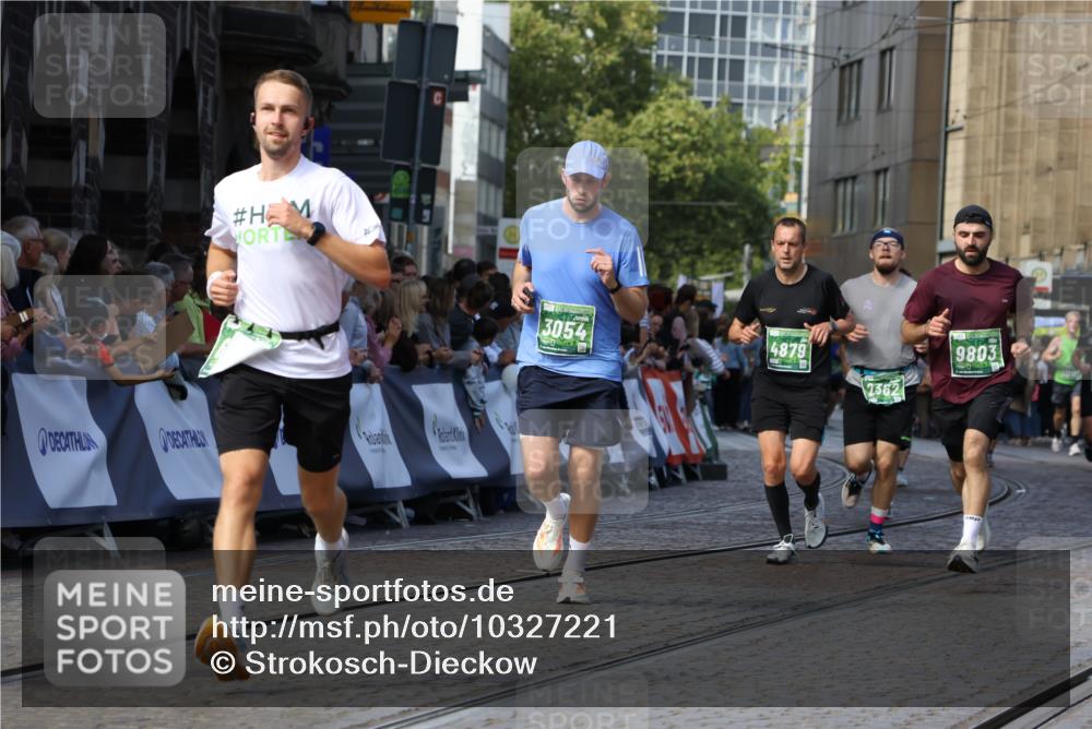13.09.2026 - 21. swb-Marathon Bremen Strokosch-Dieckow http://msf.ph/oto/10327221 13.09.2026 13:12:31 Ziel 493, 2447, 2820, 3336, 3362, 3703, 3830, 4283, 5940, 6107, 6739, 7521, 7621, 13013, 2362, 3054, 3988, 4879, 5416, 6796, 8029, 9775, 9803, 13106 meine-sportfotos.de