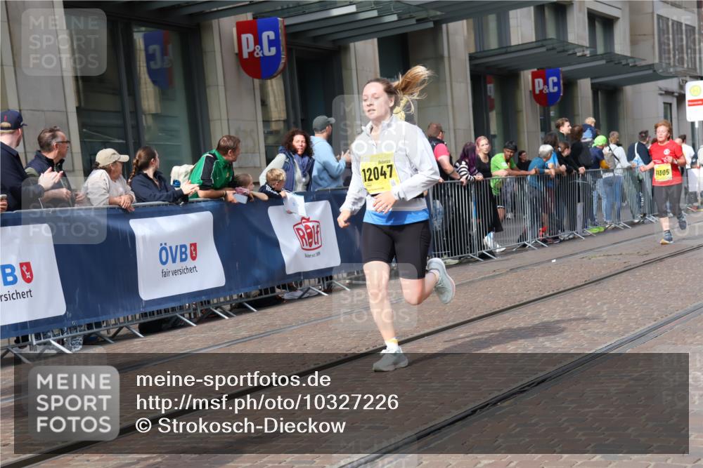 13.09.2026 - 21. swb-Marathon Bremen Strokosch-Dieckow http://msf.ph/oto/10327226 13.09.2026 11:01:25 Ziel 10181, 10251, 10332, 10409, 10444, 10497, 11075, 11115, 11150, 11305, 11324, 11369, 11412, 11413, 11479, 11486, 11550, 11551, 11666, 11668, 11747, 11798, 11859, 11985, 11986, 12379, 12412, 12466, 10560, 10647, 10648, 10678, 10892, 10964, 10965, 11049, 11116, 11260, 11306, 11428, 11459, 11467, 11666, 11681, 11682, 11751, 11788, 11796, 11798, 11813, 11816, 11850, 11969, 11970, 12047, 12062, 12241, 12245, 12283, 12390, 12391 meine-sportfotos.de
