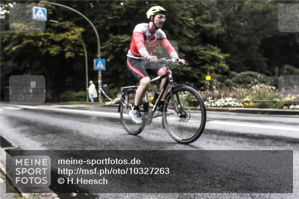 13.09.2026 - Stadtparktriathlon H.Heesch http://msf.ph/oto/10327263 13.09.2026 13:01:28 Radfahren 1384, 1404 meine-sportfotos.de