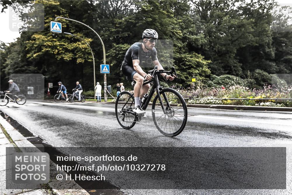 13.09.2026 - Stadtparktriathlon H.Heesch http://msf.ph/oto/10327278 13.09.2026 11:50:58 Radfahren 847, 923 meine-sportfotos.de