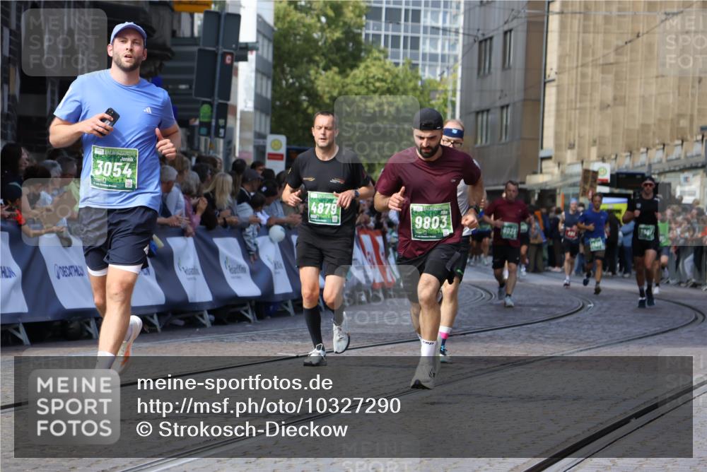 13.09.2026 - 21. swb-Marathon Bremen Strokosch-Dieckow http://msf.ph/oto/10327290 13.09.2026 13:12:33 Ziel 2447, 2820, 3362, 3703, 3830, 4283, 5940, 6107, 6739, 7328, 7521, 7621, 8981, 13013, 2362, 3054, 3988, 4605, 4879, 8029, 9775, 9803, 13106 meine-sportfotos.de
