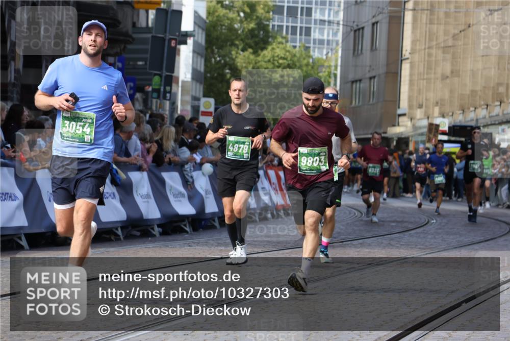 13.09.2026 - 21. swb-Marathon Bremen Strokosch-Dieckow http://msf.ph/oto/10327303 13.09.2026 13:12:33 Ziel 2447, 2820, 3362, 3703, 3830, 4283, 5940, 6107, 6739, 7328, 7521, 7621, 8981, 13013, 2362, 3054, 3988, 4605, 4879, 8029, 9775, 9803, 13106 meine-sportfotos.de