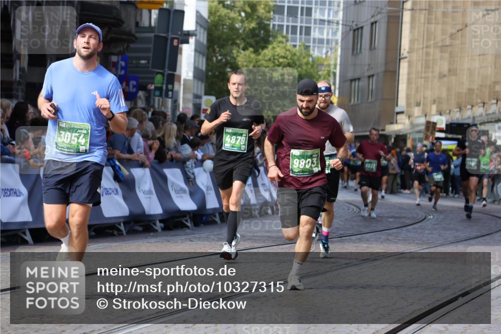 13.09.2026 - 21. swb-Marathon Bremen Strokosch-Dieckow http://msf.ph/oto/10327315 13.09.2026 13:12:33 Ziel 2447, 2820, 3362, 3703, 3830, 4283, 5940, 6107, 6739, 7328, 7521, 7621, 8981, 13013, 2362, 3054, 3988, 4605, 4879, 8029, 9775, 9803, 13106 meine-sportfotos.de
