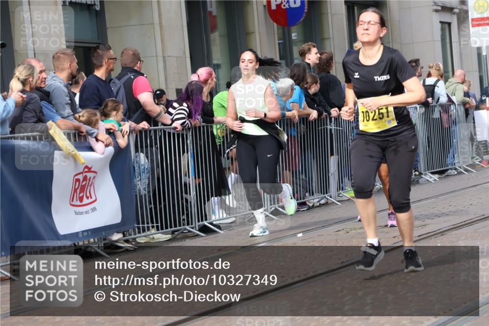 13.09.2026 - 21. swb-Marathon Bremen Strokosch-Dieckow http://msf.ph/oto/10327349 13.09.2026 11:01:30 Ziel 10251, 10257, 10332, 10409, 10444, 10497, 10817, 11075, 11115, 11150, 11268, 11305, 11369, 11412, 11413, 11436, 11479, 11486, 11668, 11747, 11859, 11985, 11986, 12095, 12379, 12412, 12466, 10181, 10251, 10560, 10647, 10648, 10678, 10892, 11260, 11306, 11324, 11459, 11467, 11550, 11551, 11666, 11751, 11788, 11796, 11798, 11813, 11816, 11969, 11970, 12047, 12062, 12245, 12283, 12390, 12391 meine-sportfotos.de