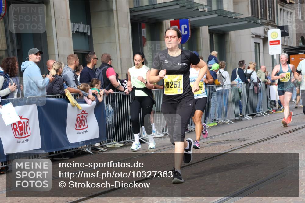 13.09.2026 - 21. swb-Marathon Bremen Strokosch-Dieckow http://msf.ph/oto/10327363 13.09.2026 11:01:31 Ziel 10257, 10332, 10409, 10444, 10497, 10817, 11075, 11115, 11150, 11268, 11305, 11369, 11412, 11413, 11436, 11479, 11486, 11668, 11747, 11859, 11985, 11986, 12095, 12379, 12412, 12466, 10181, 10251, 10560, 10647, 10648, 10678, 10892, 11260, 11306, 11324, 11459, 11467, 11550, 11551, 11666, 11751, 11788, 11796, 11798, 11813, 11816, 11969, 11970, 12047, 12062, 12245, 12283, 12390, 12391 meine-sportfotos.de