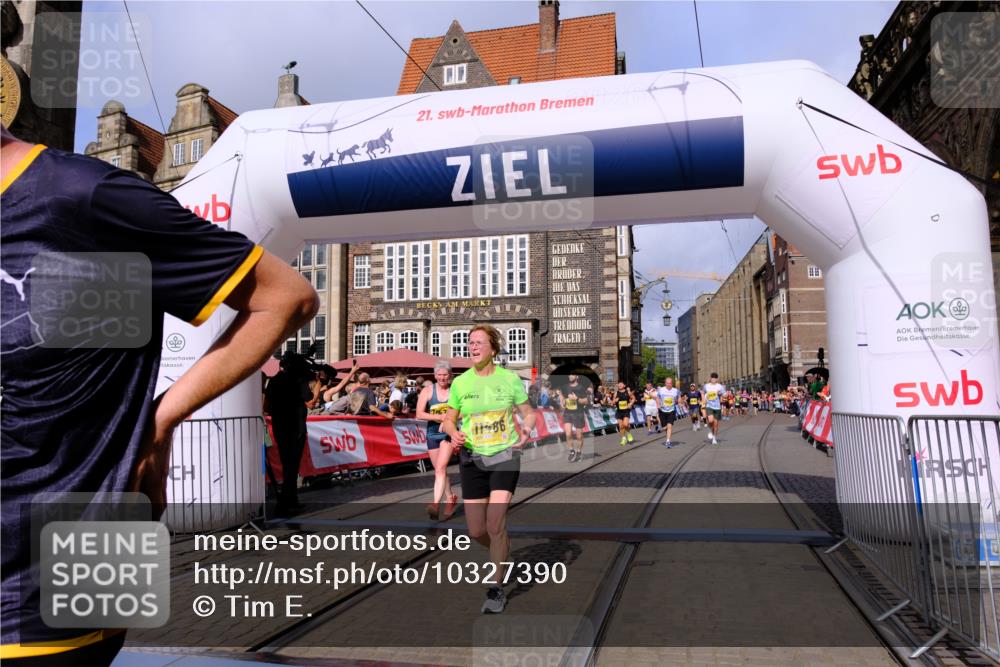 13.09.2026 - 21. swb-Marathon Bremen Tim E. http://msf.ph/oto/10327390 13.09.2026 11:02:02 Ziel 10251, 10332, 10409, 10444, 10497, 11075, 11115, 11150, 11305, 11369, 11412, 11413, 11479, 11486, 11668, 11747, 11985, 11986, 12379, 12466 meine-sportfotos.de