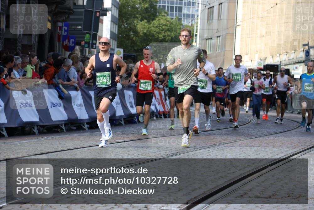 13.09.2026 - 21. swb-Marathon Bremen Strokosch-Dieckow http://msf.ph/oto/10327728 13.09.2026 13:12:59 Ziel 1517, 2362, 3054, 3988, 4605, 4879, 5416, 6796, 8029, 9775, 9803, 13106, 313, 621, 868, 987, 1207, 2498, 3625, 4582, 5345, 5769, 6349, 7874, 8291, 8419, 8464, 9092, 9217 meine-sportfotos.de