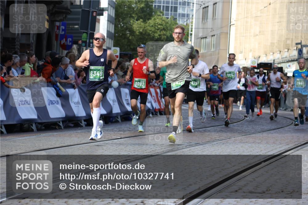 13.09.2026 - 21. swb-Marathon Bremen Strokosch-Dieckow http://msf.ph/oto/10327741 13.09.2026 13:12:59 Ziel 1517, 2362, 3054, 3988, 4605, 4879, 5416, 6796, 8029, 9775, 9803, 13106, 313, 621, 868, 987, 1207, 2498, 3625, 4582, 5345, 5769, 6349, 7874, 8291, 8419, 8464, 9092, 9217 meine-sportfotos.de