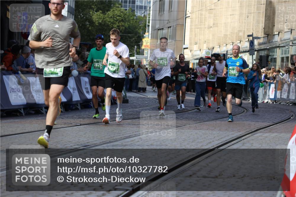 13.09.2026 - 21. swb-Marathon Bremen Strokosch-Dieckow http://msf.ph/oto/10327782 13.09.2026 13:13:01 Ziel 2350, 2362, 3054, 3988, 4605, 4879, 5416, 6796, 8029, 9775, 9803, 13106, 280, 313, 621, 868, 987, 1207, 2498, 2962, 3566, 3625, 4582, 5345, 5769, 7874, 8197, 8291, 8419, 8464, 9092 meine-sportfotos.de