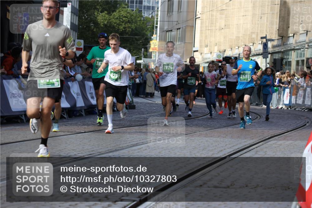 13.09.2026 - 21. swb-Marathon Bremen Strokosch-Dieckow http://msf.ph/oto/10327803 13.09.2026 13:13:01 Ziel 2350, 2362, 3054, 3988, 4605, 4879, 5416, 6796, 8029, 9775, 9803, 13106, 280, 313, 621, 868, 987, 1207, 2498, 2962, 3566, 3625, 4582, 5345, 5769, 7874, 8197, 8291, 8419, 8464, 9092 meine-sportfotos.de