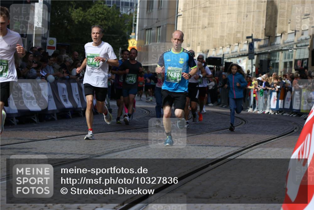 13.09.2026 - 21. swb-Marathon Bremen Strokosch-Dieckow http://msf.ph/oto/10327836 13.09.2026 13:13:03 Ziel 1513, 2350, 2362, 3054, 3988, 4605, 4879, 5416, 6796, 8029, 9775, 9803, 13106, 280, 313, 621, 987, 1207, 2498, 2962, 3566, 3625, 4582, 5345, 5769, 6038, 6394, 7874, 8197, 8291, 8464, 9092 meine-sportfotos.de