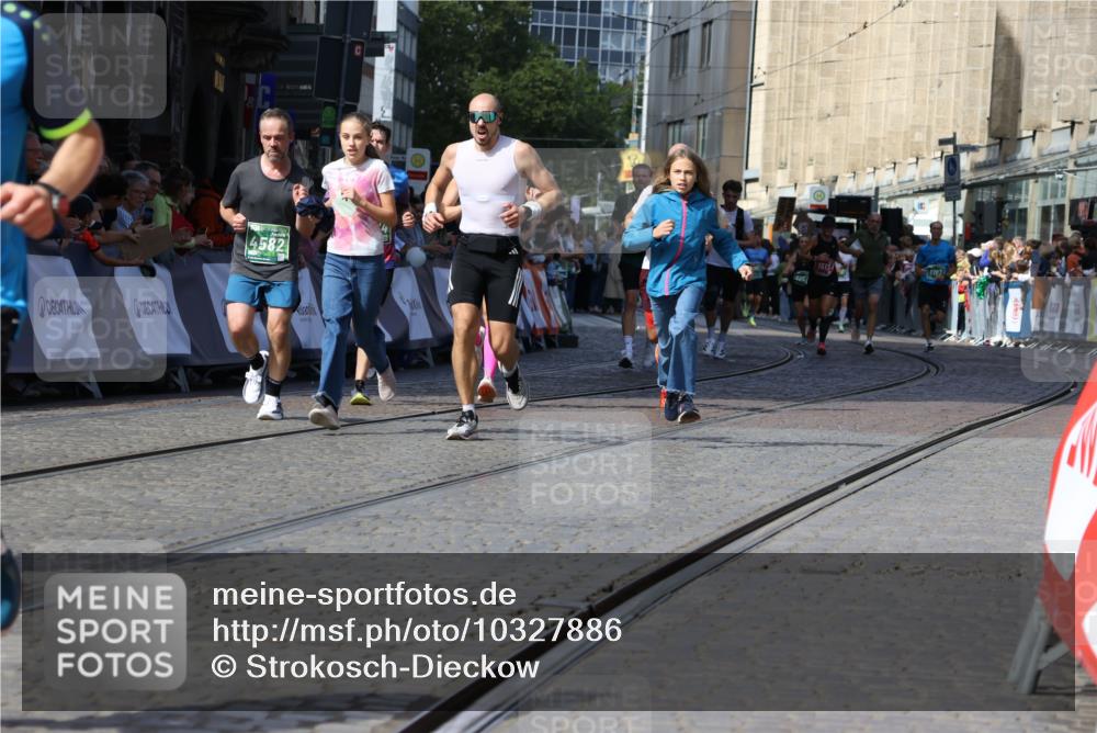 13.09.2026 - 21. swb-Marathon Bremen Strokosch-Dieckow http://msf.ph/oto/10327886 13.09.2026 13:13:06 Ziel 1513, 2350, 2362, 2442, 3988, 4605, 4879, 5379, 5965, 8029, 8798, 9775, 13106, 280, 621, 987, 1207, 2130, 2962, 3566, 3625, 4582, 5345, 5769, 6038, 6394, 7874, 8197, 8464, 9092 meine-sportfotos.de