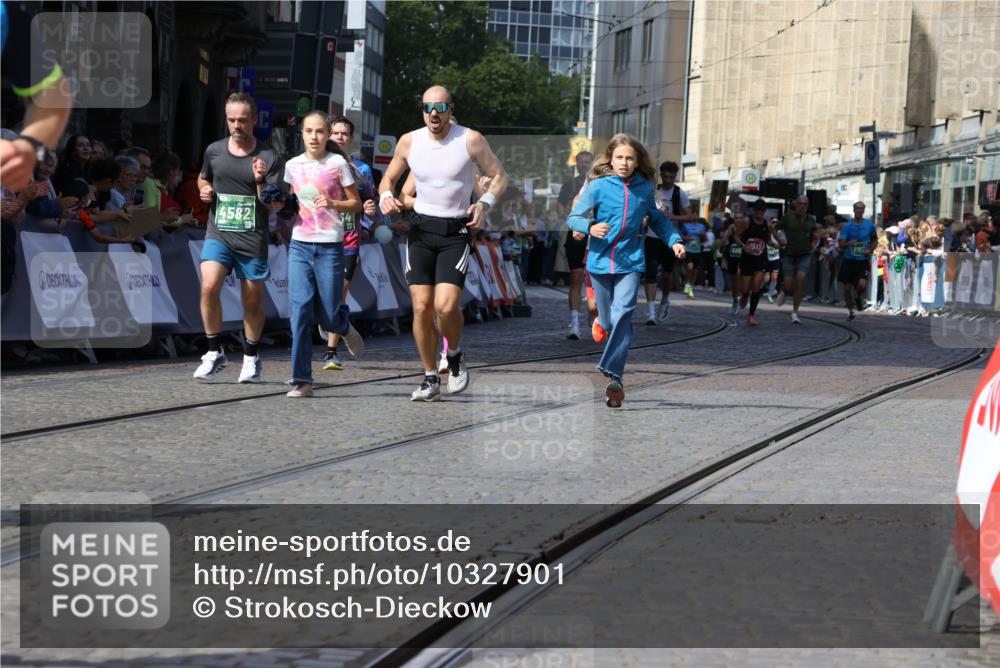 13.09.2026 - 21. swb-Marathon Bremen Strokosch-Dieckow http://msf.ph/oto/10327901 13.09.2026 13:13:06 Ziel 1513, 2350, 2362, 2442, 3988, 4605, 4879, 5379, 5965, 8029, 8798, 9775, 13106, 280, 621, 987, 1207, 2130, 2962, 3566, 3625, 4582, 5345, 5769, 6038, 6394, 7874, 8197, 8464, 9092 meine-sportfotos.de