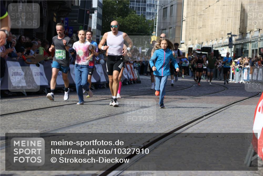 13.09.2026 - 21. swb-Marathon Bremen Strokosch-Dieckow http://msf.ph/oto/10327910 13.09.2026 13:13:07 Ziel 1513, 2350, 2362, 2442, 2801, 3988, 4605, 4879, 5379, 5965, 8029, 8798, 9775, 13106, 280, 621, 987, 1207, 2130, 2962, 3566, 4582, 5345, 5769, 6038, 6394, 8197, 8464 meine-sportfotos.de