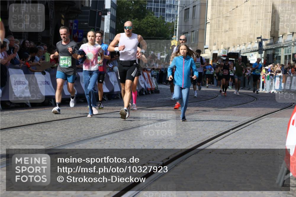13.09.2026 - 21. swb-Marathon Bremen Strokosch-Dieckow http://msf.ph/oto/10327923 13.09.2026 13:13:07 Ziel 1513, 2350, 2362, 2442, 2801, 3988, 4605, 4879, 5379, 5965, 8029, 8798, 9775, 13106, 280, 621, 987, 1207, 2130, 2962, 3566, 4582, 5345, 5769, 6038, 6394, 8197, 8464 meine-sportfotos.de