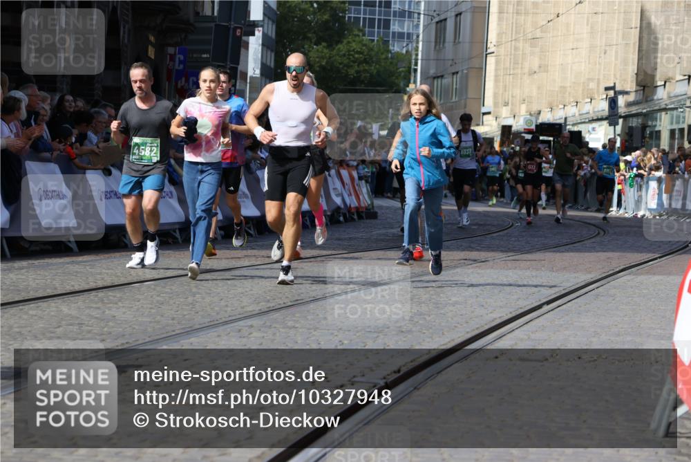 13.09.2026 - 21. swb-Marathon Bremen Strokosch-Dieckow http://msf.ph/oto/10327948 13.09.2026 13:13:07 Ziel 1513, 2350, 2362, 2442, 2801, 3988, 4605, 4879, 5379, 5965, 8029, 8798, 9775, 13106, 280, 621, 987, 1207, 2130, 2962, 3566, 4582, 5345, 5769, 6038, 6394, 8197, 8464 meine-sportfotos.de