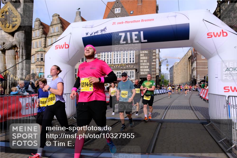 13.09.2026 - 21. swb-Marathon Bremen Tim E. http://msf.ph/oto/10327955 13.09.2026 11:02:19 Ziel 10257, 10409, 10444, 10473, 10500, 10617, 10636, 10803, 10817, 10924, 11115, 11268, 11369, 11436, 11811, 11859, 12016, 12095, 12145, 12360, 12412, 12437, 12466, 12506 meine-sportfotos.de