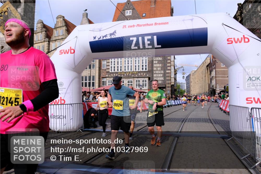 13.09.2026 - 21. swb-Marathon Bremen Tim E. http://msf.ph/oto/10327969 13.09.2026 11:02:20 Ziel 10257, 10409, 10444, 10473, 10500, 10617, 10636, 10803, 10817, 10924, 11115, 11268, 11436, 11811, 11859, 12016, 12094, 12095, 12135, 12145, 12360, 12412, 12437, 12466, 12506 meine-sportfotos.de