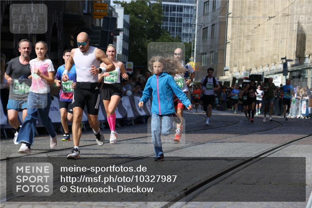 13.09.2026 - 21. swb-Marathon Bremen Strokosch-Dieckow http://msf.ph/oto/10327987 13.09.2026 13:13:08 Ziel 1513, 2350, 2442, 2801, 3988, 4605, 5379, 5965, 8029, 8798, 9775, 13106, 13140, 280, 621, 987, 1207, 2130, 2962, 3566, 4582, 5345, 5769, 6038, 6394, 8197, 8464 meine-sportfotos.de