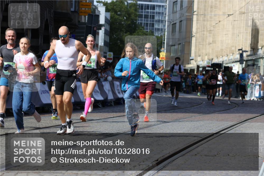 13.09.2026 - 21. swb-Marathon Bremen Strokosch-Dieckow http://msf.ph/oto/10328016 13.09.2026 13:13:08 Ziel 1513, 2350, 2442, 2801, 3988, 4605, 5379, 5965, 8029, 8798, 9775, 13106, 13140, 280, 621, 987, 1207, 2130, 2962, 3566, 4582, 5345, 5769, 6038, 6394, 8197, 8464 meine-sportfotos.de