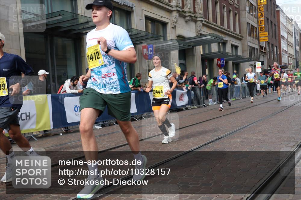 13.09.2026 - 21. swb-Marathon Bremen Strokosch-Dieckow http://msf.ph/oto/10328157 13.09.2026 11:01:47 Ziel 10173, 10257, 10331, 10409, 10439, 10444, 10473, 10500, 10617, 10636, 10803, 10817, 10924, 11115, 11249, 11268, 11436, 11576, 11811, 11859, 12016, 12042, 12094, 12095, 12134, 12135, 12145, 12360, 12412, 12437, 12466, 12506, 10181, 10251, 10332, 10497, 10560, 11075, 11150, 11305, 11324, 11369, 11412, 11413, 11467, 11479, 11486, 11550, 11551, 11666, 11668, 11747, 11788, 11798, 11985, 11986, 12047, 12379, 12466 meine-sportfotos.de