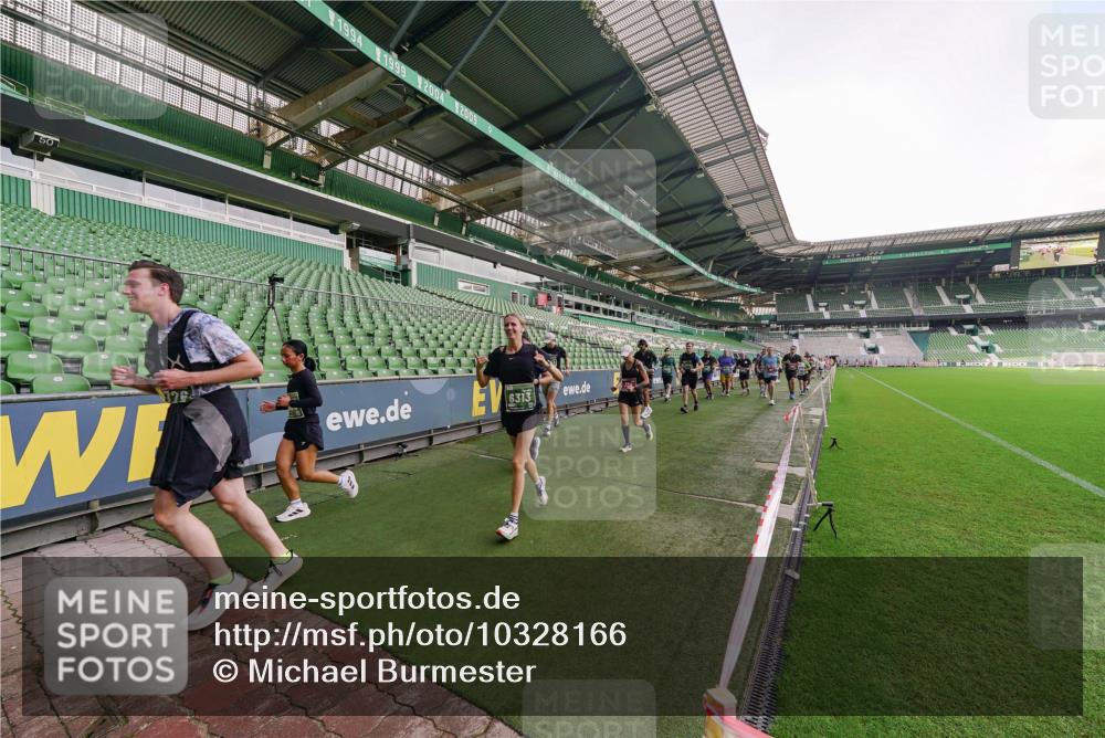 13.09.2026 - 21. swb-Marathon Bremen Michael Burmester http://msf.ph/oto/10328166 13.09.2026 13:33:46 Laufen im Stadion 155, 350, 428, 490, 594, 679, 690, 709, 765, 786, 787, 916, 1001, 1026, 1048, 1051, 1098, 1292, 1377, 1444, 1557, 1560, 1591, 1592, 1607, 1661, 1703, 1760, 1772, 1827, 1923, 1996, 2077, 2132, 2226, 2230, 2231, 2320, 2374, 2399, 2400, 2451, 2456, 2479, 2511, 2514, 2515, 2539, 2543, 2616, 2630, 2641, 2649, 2718, 2735, 2757, 2769, 2787, 2848, 2982, 3014, 3345, 3443, 3503, 3547, 3577, 3601, 3614, 3660, 3708, 3709, 3720, 3797, 3875, 3901, 3911, 3952, 4001, 4014 meine-sportfotos.de