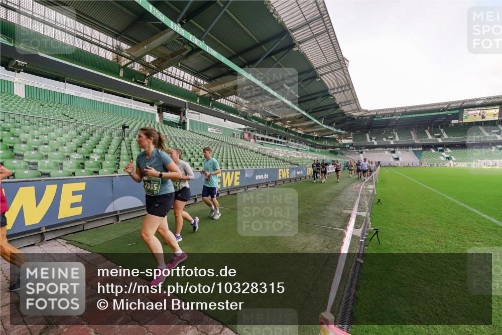 13.09.2026 - 21. swb-Marathon Bremen Michael Burmester http://msf.ph/oto/10328315 13.09.2026 13:34:00 Laufen im Stadion 155, 170, 193, 368, 428, 594, 679, 709, 765, 786, 787, 916, 1001, 1026, 1048, 1051, 1098, 1292, 1377, 1444, 1553, 1557, 1560, 1591, 1592, 1607, 1661, 1703, 1760, 1772, 1784, 1827, 1996, 2077, 2132, 2226, 2230, 2231, 2338, 2374, 2399, 2400, 2451, 2479, 2511, 2515, 2539, 2543, 2616, 2630, 2641, 2718, 2735, 2757, 2769, 2787, 2791, 2982, 3014, 3345, 3443, 3503, 3547, 3577, 3601, 3614, 3660, 3708, 3709, 3720, 3797, 3875, 3901, 3911, 3914, 3952, 4001, 4014, 5151 meine-sportfotos.de