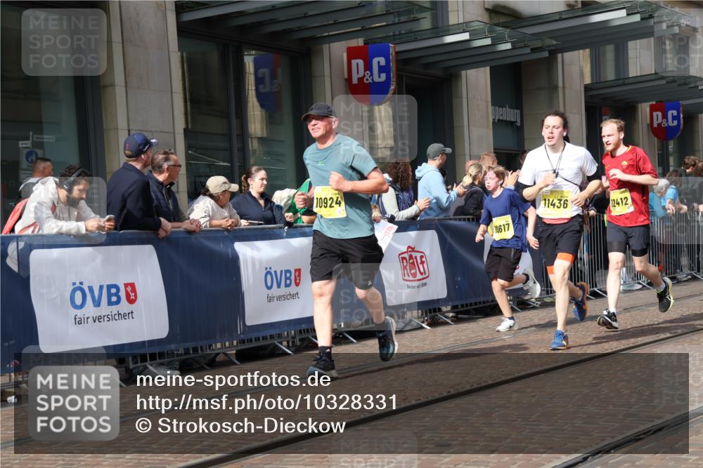13.09.2026 - 21. swb-Marathon Bremen Strokosch-Dieckow http://msf.ph/oto/10328331 13.09.2026 11:01:53 Ziel 10153, 10154, 10173, 10257, 10273, 10274, 10278, 10331, 10338, 10439, 10473, 10500, 10617, 10636, 10738, 10803, 10885, 10915, 10924, 10943, 11249, 11436, 11505, 11576, 11811, 11853, 11886, 12016, 12042, 12094, 12134, 12135, 12145, 12360, 12437, 12506, 10251, 10332, 10409, 10444, 10497, 10817, 11075, 11115, 11150, 11268, 11305, 11324, 11369, 11412, 11413, 11479, 11486, 11668, 11747, 11859, 11985, 11986, 12095, 12379, 12412, 12466 meine-sportfotos.de