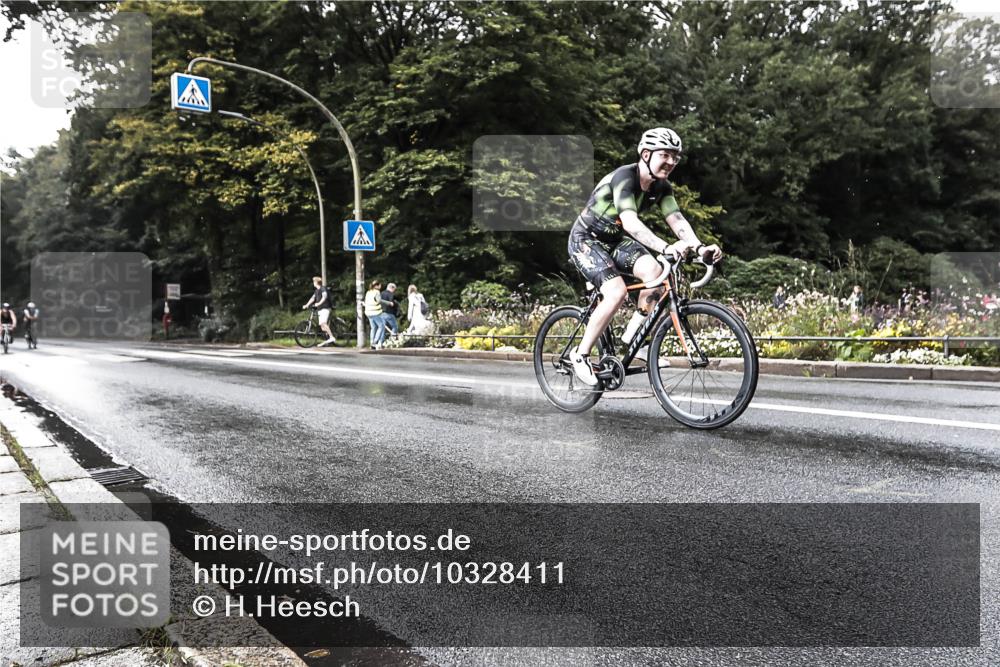 13.09.2026 - Stadtparktriathlon H.Heesch http://msf.ph/oto/10328411 13.09.2026 11:59:54 Radfahren 895, 986, 1026 meine-sportfotos.de