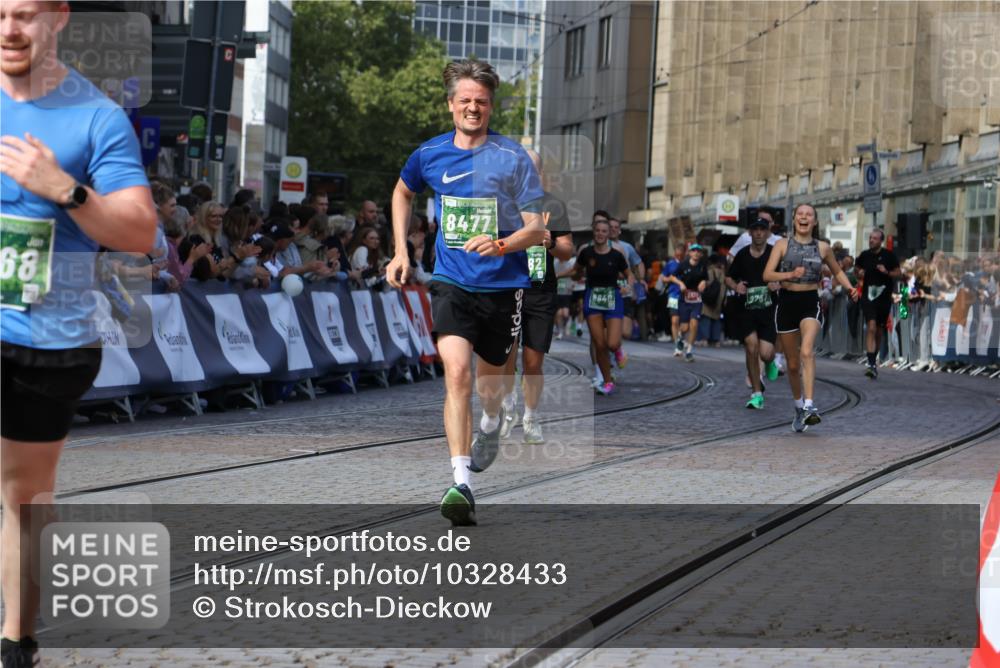 13.09.2026 - 21. swb-Marathon Bremen Strokosch-Dieckow http://msf.ph/oto/10328433 13.09.2026 13:13:26 Ziel 280, 313, 621, 868, 987, 1207, 2498, 2559, 2801, 2858, 3566, 3625, 4582, 5345, 5379, 5769, 6349, 7874, 8291, 8419, 8464, 9092, 9217, 13140, 779, 2401, 2767, 2882, 7493, 8477, 8840, 9442, 13099 meine-sportfotos.de