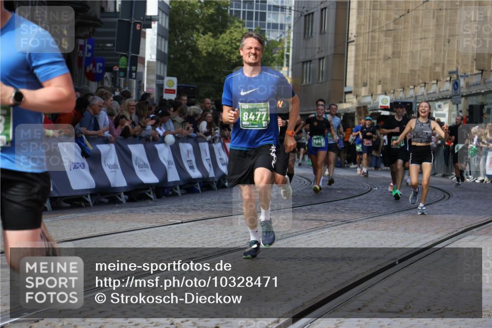 13.09.2026 - 21. swb-Marathon Bremen Strokosch-Dieckow http://msf.ph/oto/10328471 13.09.2026 13:13:27 Ziel 280, 313, 621, 868, 987, 1207, 2498, 2559, 2801, 2858, 2962, 3566, 3625, 4582, 5345, 5769, 6349, 7874, 8197, 8291, 8419, 8464, 9092, 9217, 13140, 779, 2401, 2767, 2882, 3413, 7493, 8477, 8840, 9442, 13099 meine-sportfotos.de