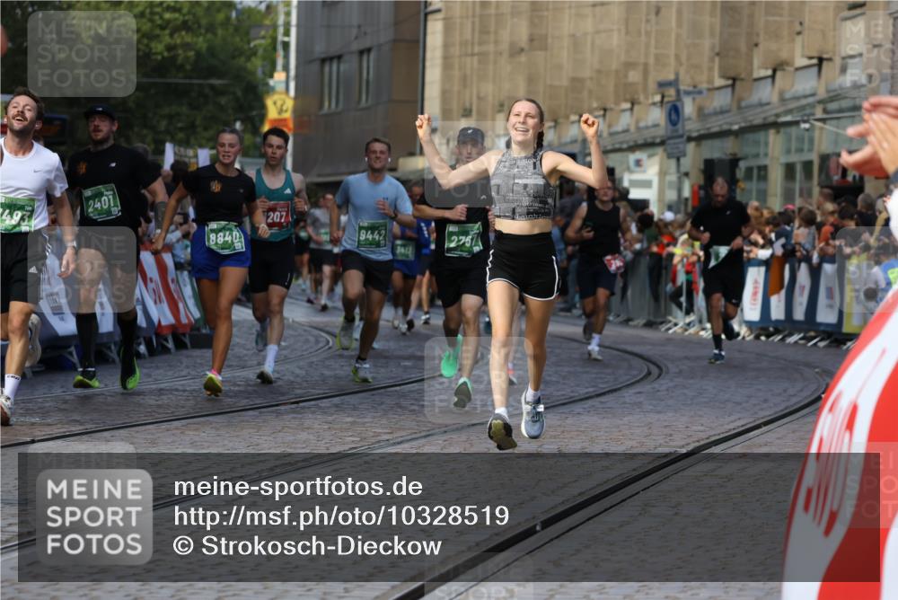 13.09.2026 - 21. swb-Marathon Bremen Strokosch-Dieckow http://msf.ph/oto/10328519 13.09.2026 13:13:29 Ziel 280, 313, 621, 868, 987, 1207, 2498, 2559, 2858, 2962, 3566, 3625, 4582, 5345, 5769, 6038, 6349, 6394, 7874, 8197, 8291, 8419, 8464, 9092, 9217, 2401, 2767, 2882, 3413, 7493, 7707, 8840, 9442, 13099 meine-sportfotos.de