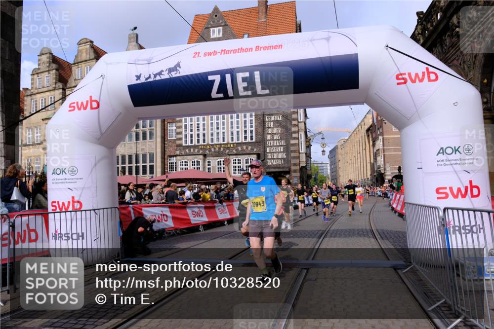 13.09.2026 - 21. swb-Marathon Bremen Tim E. http://msf.ph/oto/10328520 13.09.2026 11:02:34 Ziel 10153, 10154, 10173, 10273, 10274, 10278, 10331, 10338, 10439, 10473, 10636, 10738, 10885, 10915, 10943, 11249, 11505, 11576, 11811, 11853, 11886, 12042, 12094, 12134, 12135, 12437 meine-sportfotos.de