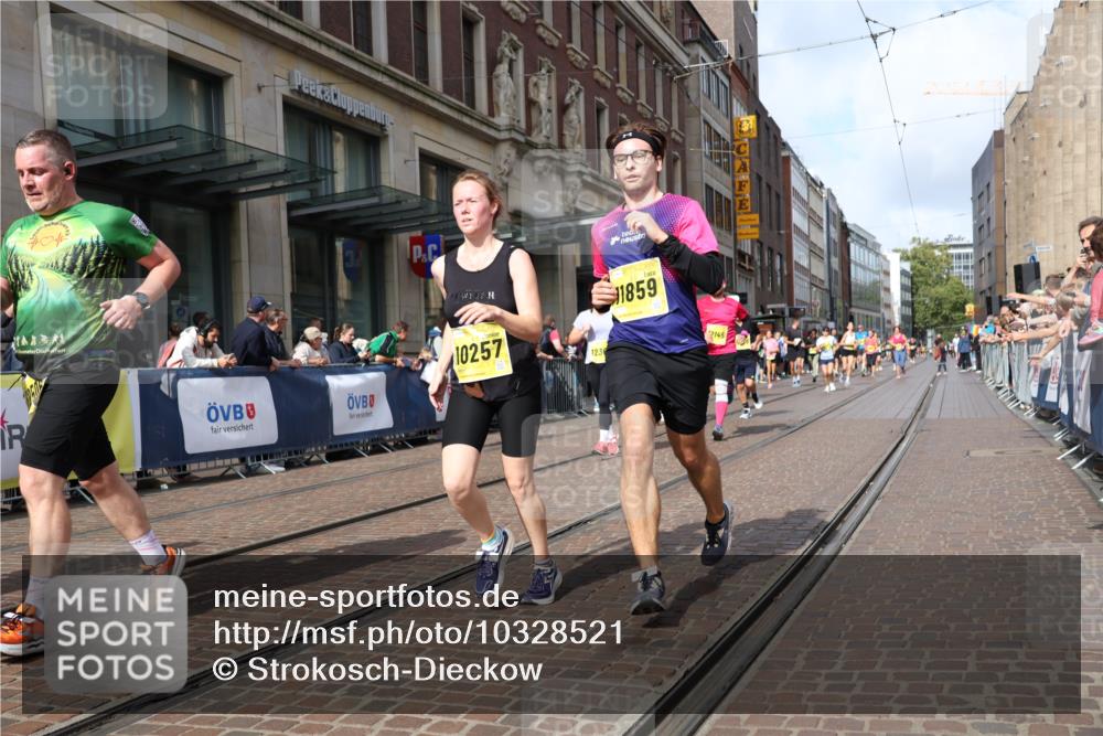 13.09.2026 - 21. swb-Marathon Bremen Strokosch-Dieckow http://msf.ph/oto/10328521 13.09.2026 11:01:56 Ziel 10153, 10154, 10173, 10273, 10274, 10278, 10331, 10338, 10439, 10473, 10500, 10617, 10636, 10738, 10803, 10885, 10915, 10924, 10943, 11249, 11505, 11576, 11811, 11853, 11886, 12016, 12042, 12094, 12134, 12135, 12145, 12360, 12437, 12506, 10257, 10332, 10409, 10444, 10497, 10817, 11075, 11115, 11150, 11268, 11305, 11369, 11412, 11413, 11436, 11479, 11486, 11668, 11747, 11859, 11985, 11986, 12095, 12379, 12412, 12466 meine-sportfotos.de