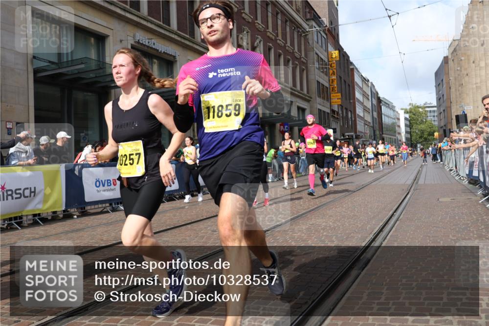 13.09.2026 - 21. swb-Marathon Bremen Strokosch-Dieckow http://msf.ph/oto/10328537 13.09.2026 11:01:56 Ziel 10153, 10154, 10173, 10273, 10274, 10278, 10331, 10338, 10439, 10473, 10500, 10617, 10636, 10738, 10803, 10885, 10915, 10924, 10943, 11249, 11505, 11576, 11811, 11853, 11886, 12016, 12042, 12094, 12134, 12135, 12145, 12360, 12437, 12506, 10257, 10332, 10409, 10444, 10497, 10817, 11075, 11115, 11150, 11268, 11305, 11369, 11412, 11413, 11436, 11479, 11486, 11668, 11747, 11859, 11985, 11986, 12095, 12379, 12412, 12466 meine-sportfotos.de