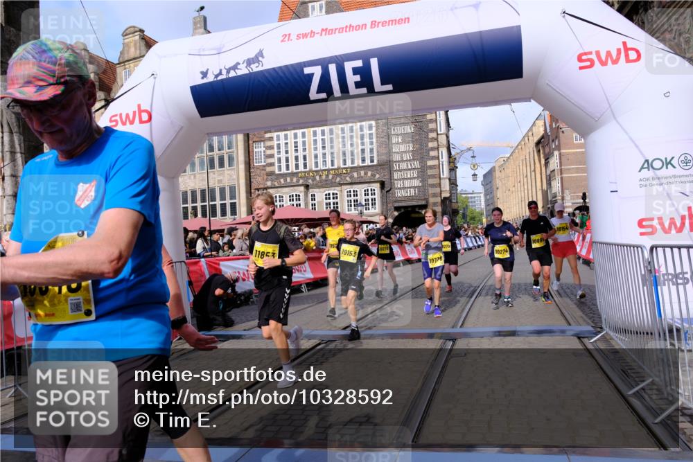 13.09.2026 - 21. swb-Marathon Bremen Tim E. http://msf.ph/oto/10328592 13.09.2026 11:02:37 Ziel 10153, 10154, 10173, 10273, 10274, 10278, 10331, 10338, 10439, 10636, 10738, 10885, 10915, 10943, 11249, 11505, 11576, 11811, 11853, 11886, 12042, 12094, 12134, 12135, 12169, 12437 meine-sportfotos.de