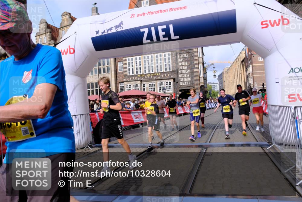 13.09.2026 - 21. swb-Marathon Bremen Tim E. http://msf.ph/oto/10328604 13.09.2026 11:02:37 Ziel 10153, 10154, 10173, 10273, 10274, 10278, 10331, 10338, 10439, 10636, 10738, 10885, 10915, 10943, 11249, 11505, 11576, 11811, 11853, 11886, 12042, 12094, 12134, 12135, 12169, 12437 meine-sportfotos.de