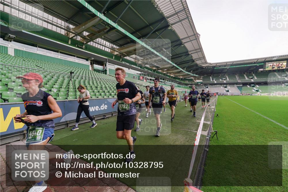 13.09.2026 - 21. swb-Marathon Bremen Michael Burmester http://msf.ph/oto/10328795 13.09.2026 13:34:57 Laufen im Stadion 170, 193, 368, 428, 462, 496, 679, 709, 916, 1026, 1048, 1098, 1280, 1321, 1396, 1444, 1553, 1557, 1560, 1607, 1661, 1703, 1726, 1760, 1772, 1784, 1827, 1965, 1974, 1977, 1992, 1996, 2335, 2338, 2451, 2479, 2511, 2515, 2543, 2641, 2650, 2735, 2757, 2787, 2789, 2791, 2894, 2982, 3090, 3179, 3191, 3345, 3406, 3443, 3503, 3547, 3577, 3660, 3708, 3709, 3720, 3801, 3875, 3904, 3911, 3914, 3952, 4001, 4014, 4200, 4290, 4500, 4546, 4561, 4880, 4967, 5000, 5151, 5818 meine-sportfotos.de