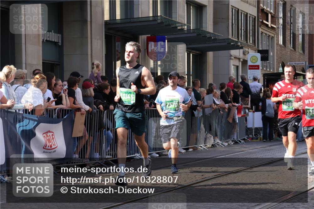 13.09.2026 - 21. swb-Marathon Bremen Strokosch-Dieckow http://msf.ph/oto/10328807 13.09.2026 13:21:21 Ziel 572, 1130, 1254, 2088, 2397, 2570, 2904, 3120, 3202, 3290, 3435, 3655, 3695, 3930, 3934, 4165, 4735, 5542, 6862, 6865, 6976, 7176, 8184, 8270, 8384, 8730, 8923, 8947, 9048, 9059, 9421, 9722, 10120, 13145, 226, 1191, 2979, 3202, 3450, 3534, 3933, 4234, 4362, 4445, 4484, 4519, 4734, 6357, 6862, 6970, 8237, 8323, 8408, 8791, 9267, 9268, 9514, 9900, 13120 meine-sportfotos.de